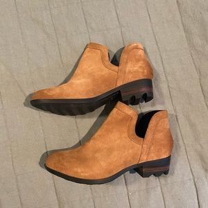 Lolla Cut Out Bootie size 7.5. NIB Never worn. Suede material and great color!